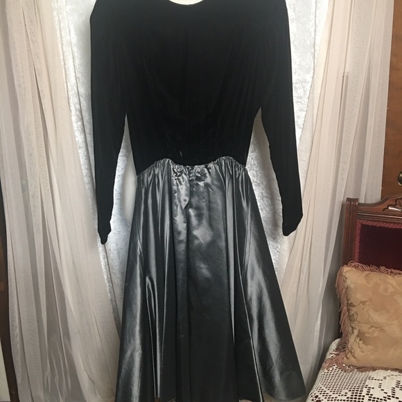 Lloyd Williams Size 8 Black Velvet & Silver Metallic Dress W/ Belt Vintage 80’s - Picture 5 of 14